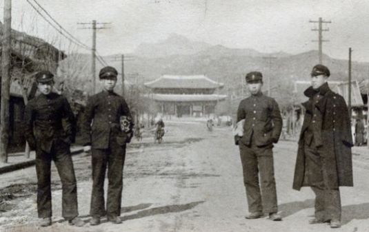 Korean Students from Baejanggobo who are attending school near the Donghwamun Gate in the 1930's, Changdeok Palace. (Japanese colonial period) 1930